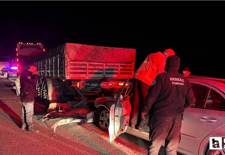 Kırıkkale'de park halindeki tıra çarpan otomobil sürücüsü araçta sıkıştı