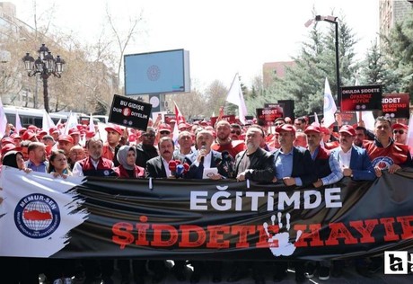 Öğretmenlerden Milli Eğitim Bakanlığı önünde okullardaki saldırılara tepki