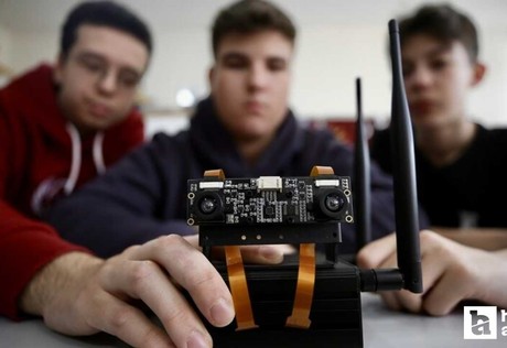 Liselilerin geliştirdiği görme engellilere destek veren robot çifte ödül kazandı!