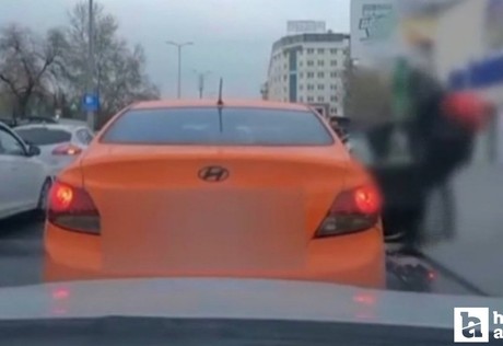 Çankaya'da elektrikli scooter sürücüsü açılan araç kapısına çarptı