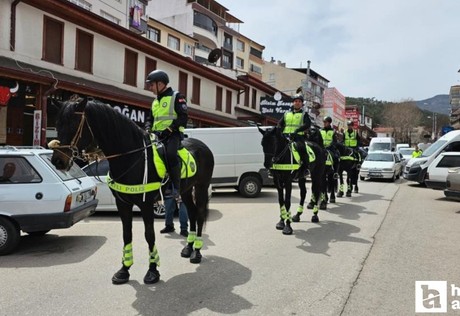 Kızılcahamam'da atlı polis ekipleri devriye gezdi