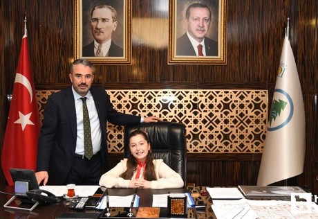 Pursaklar Belediye Başkanı Çetin, koltuğunu Miray Özayaz'a devretti