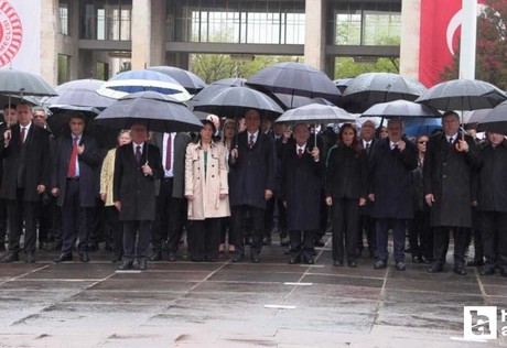 TBMM'de 23 Nisan dolayısıyla düzenlenen törende Atatürk Anıtı'na çelenk bırakıldı