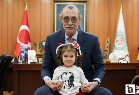 Başkan Beşikcioğlu Cumhuriyet Meydanı'nda düzenlenen 23 Nisan törenine katıldı