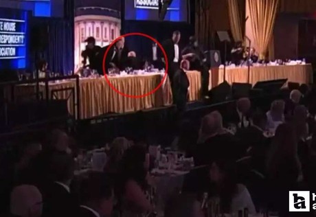 Beyaz Saray'da silah sesleri! ABD Başkanı Trump salondan tahliye edildi