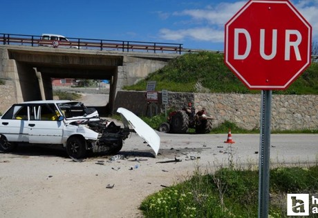 Kırıkkale'de traktör ve otomobil kavşakta kafa kafaya çarpıştı