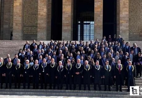 Anayasa Mahkemesi heyeti, 64. kuruluş yıl dönümü dolayısıyla Anıtkabir'i ziyaret etti