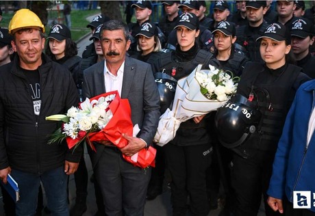 Ankara'da maden işçileri polislere çiçek vererek eylemlerini sonlandırdılar