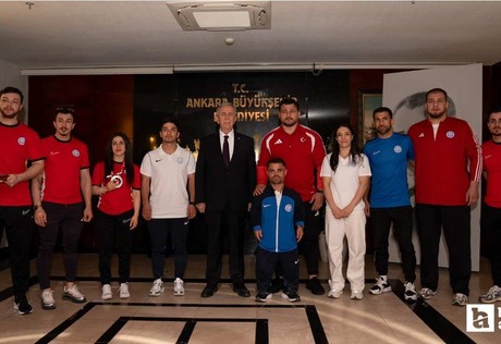 Mansur Yavaş, ASKİ Spor'un Avrupa'da madalya kazanan milli sporcularını kabul etti