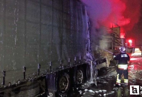 Samsun- Ankara yolunda seyir halindeki ahşap yüklü tır yandı