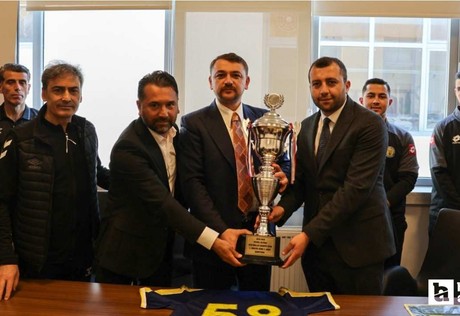 1910 İmalatı Harbiye Spor Kulübü’ne şampiyonluk kupasını TFF Yönetim Kurulu Üyesi Cengiz Gökay verdi