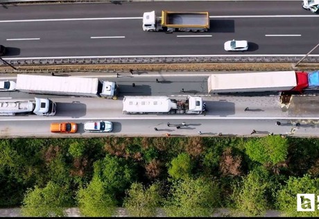 TEM'de 6 tırlı zincirleme trafik kazası! Ankara istikameti trafiğe kapandı!