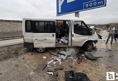 Elmadağ'da meydana gelen kazada minibüs otomobile ve tabelaya çarptı! Sürücü hayatını kaybetti