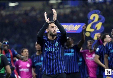 Hakan Çalhanoğlu'nun forma giydiği İnter, Serie A'da şampiyon oldu