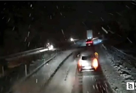 Ulaştırma Bakanlığı bazı yolların ani kar yağışından trafiğe kapatıldığını duyurdu