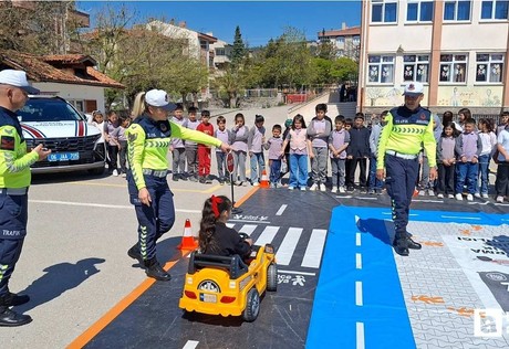 Beypazarı'nda kurulan parkurda çocuklara trafik eğitimi verildi