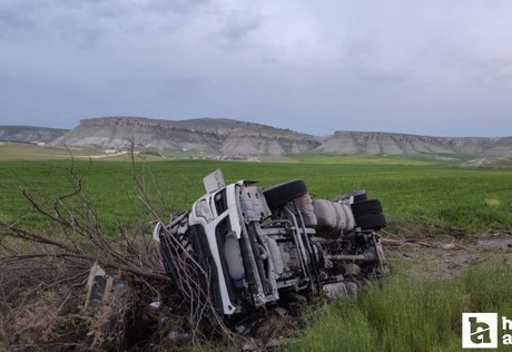 Beypazarı'nda tır şarampole devrildi: 1 kişi ağır yaralandı