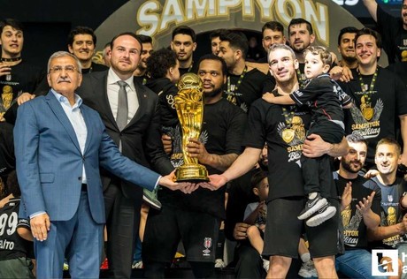 Hentbol 50.Yıl Kupasını, erkeklerde Beşiktaş, kadınlarda Bursa BBSK kazandı