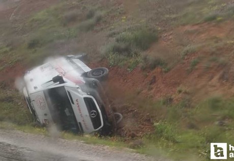 Nallıhan'da direksiyon hakimiyetini kaybeden ambulans yan yattı