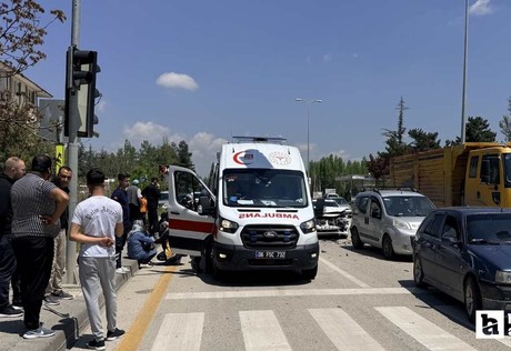 Çubuk'ta 3 araçlı trafik kazasında 3 kişi yaralandı