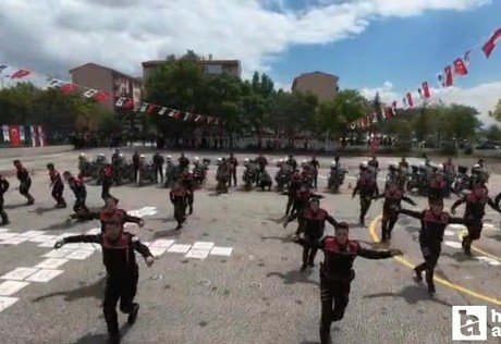 Ankara'da yunus polislerden zeybek ve akrobasi gösterisi