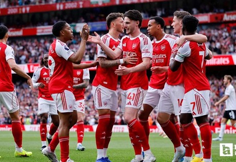 İngiltere Premier Lig'de Arsenal 22 yıl sonra şampiyon oldu