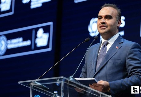 Sanayi Bakanı Kacır, gençlerin bilim olimpiyatlarından madalyalarla döndüklerini duyurdu