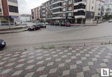 Ankara'nın pek çok ilçesinde şiddetli sağanak yağış etkili oldu