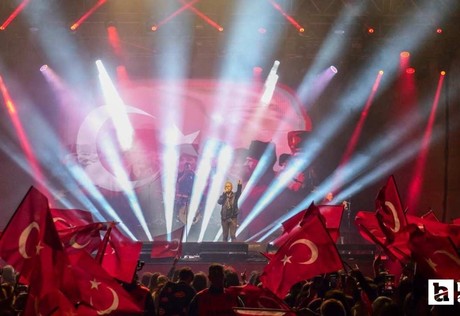 Etimesgut Belediyesi'nin Emre Aydın konserinde 19 Mayıs coşkusu zirve yaptı