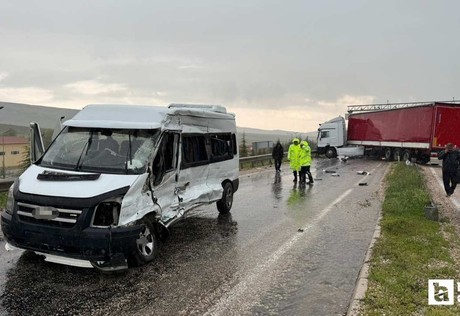 Polatlı-Haymana yolunda tır ile minibüs çarpıştı: 11 kişi yaralandı
