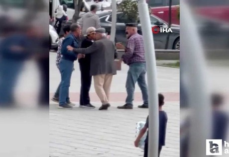 Sincan'da iki yaşlı adam parkta tekmeli yumruklu kavga etti