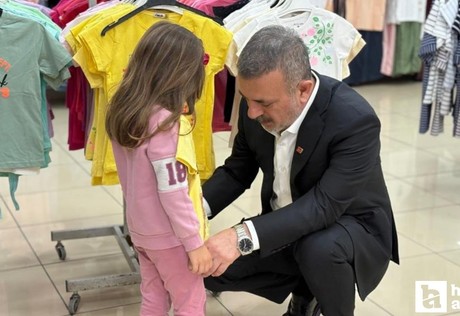 Sincan Belediye Başkanı Ercan 1100 çocuğa bayramlık hediye etti