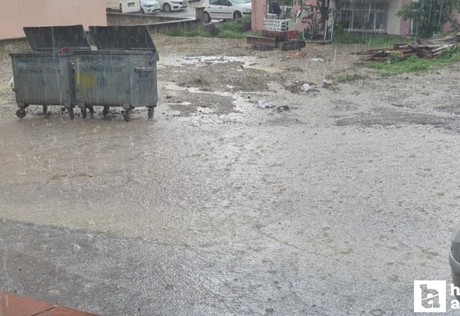 Ankara'da etkili olan sağanak yağış nedeniyle su birikintileri oluştu