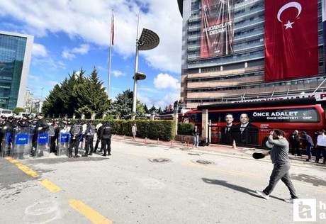 CHP Genel Merkezi önünde çıkan tartışmada su şişeleri havada uçuştu