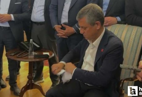 Özgür Özel kendisine iletilen mutlak butlan tebligatını yırttı
