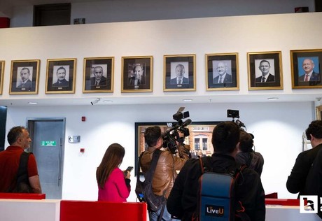 CHP Genel Merkezi'ne, Kılıçdaroğlu ve Özel'in fotoğrafları yeniden asıldı