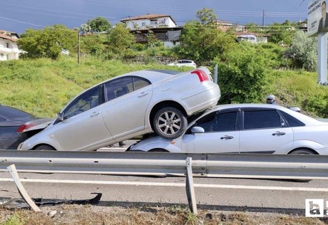 Çorum'da zincirleme kazada bir araç diğer aracın üzerinde asılı kaldı