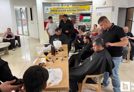 Pursaklar Belediyesi, Engelsiz Yaşam Merkezi'ne gelen gençlere bayram tıraşı yaptı