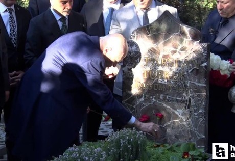 Bahçeli, bayram namazı sonrasında Türkeş'in kabrini ziyaret etti