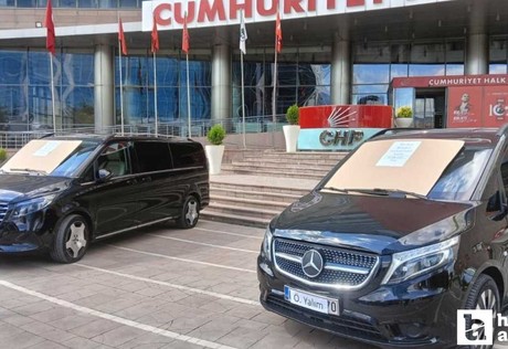CHP'ye tahsis edildiği iddia edilen iki araç, Kemal Kılıçdaroğlu tarafından satışa çıkartıldı...