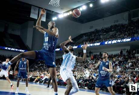 Başkentte Anadolu Efes'e 77-70 mağlup olan Türk Telekom, yarı final şansını kaybetti