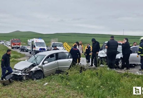Çorum'da iki otomobil çarpıştı: 6 yaralı