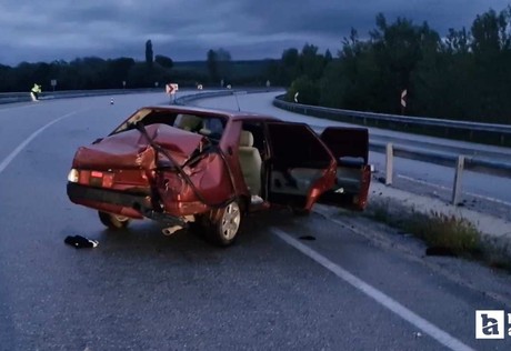 Çorum'da otomobil bariyerlere çarptı: 2 yaralı