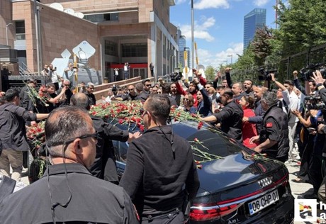 Kemal Kılıçdaroğlu, Genel Merkez'de kırmızı karanfillerle karşılandı