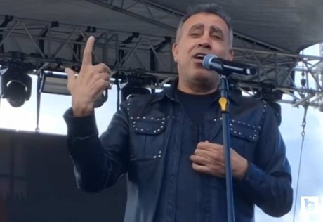 Konser sırasında rahatsızlanan Haluk Levent, müsaade isteyerek sahneden indi