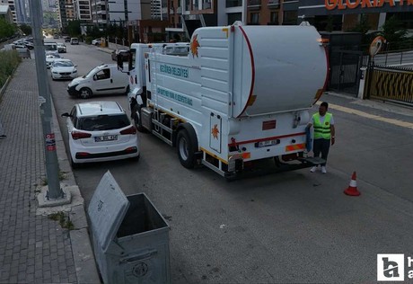 Keçiören Belediyesi ilçe genelinde çöp konteynerlerini yıkadı