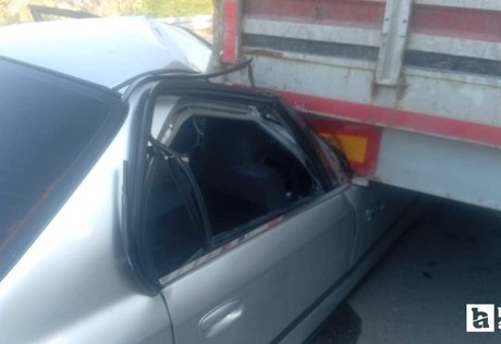 Beypazarı'nda otomobil park halindeki tıra arkadan çarptı: 4 yaralı