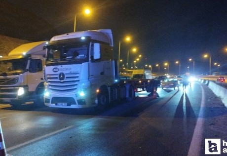 Kocaeli'nde yola atık döküldü: Ankara istikametinde trafik kapatıldı