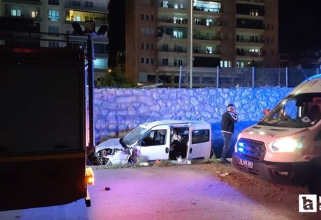 Çorum'da 3 metrelik duvardan yan yola düşen araçta 2 kişi yaralandı