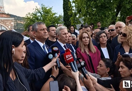 Özgür Özel ve Mansur Yavaş, Ferdi Zeyrek'in anma programına katıldılar